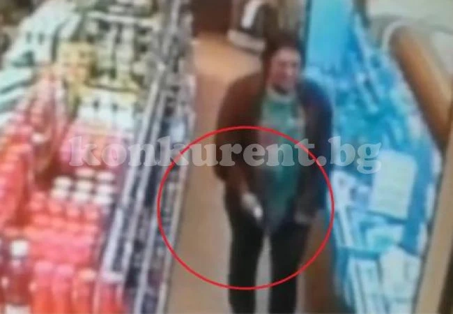 Наглец тъпче салам в гащите си (ВИДЕО)