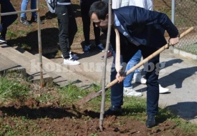 Калин Каменов засади дръвче в двора на ЕГ