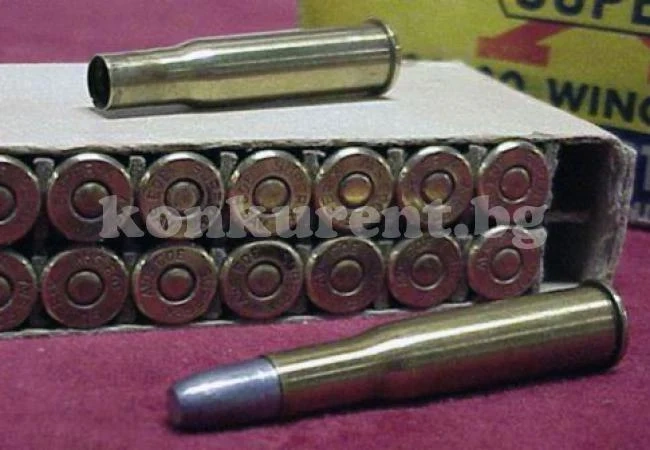Мъж къта боеприпаси в спалнята си