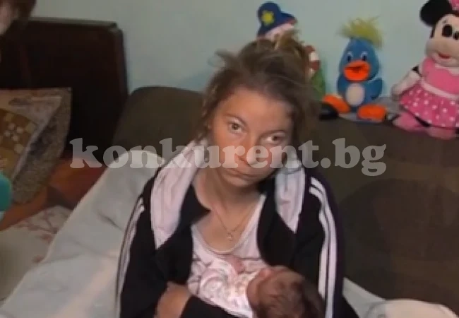 Умствено изостанала майка гледа 3-седмичното си бебе без ток и вода