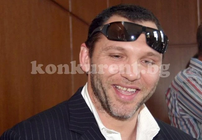 Гардове с бинокли пазят Златко Баретата в съда