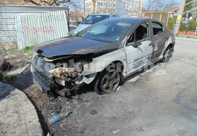 Два микробуса и кола на лекар горяха във Враца