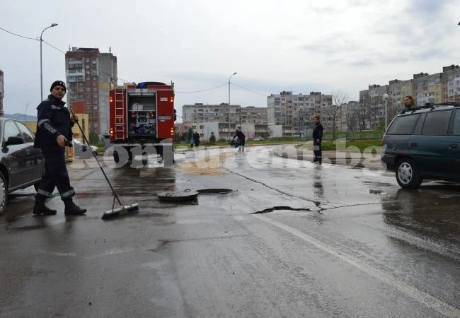 Шахта спука картер във Враца, шосето стана пързалка