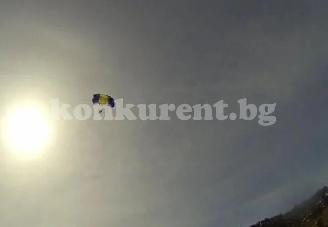 Уникално ВИДЕО! Скок с парашут в леденото езеро Байкал