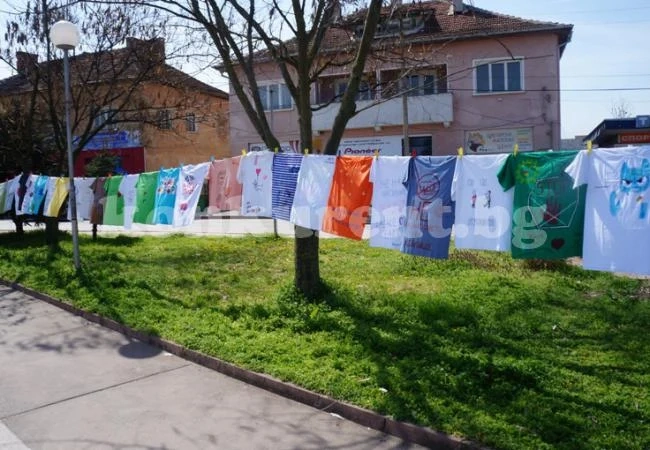 Подредиха 300 тениски в арт-изложба