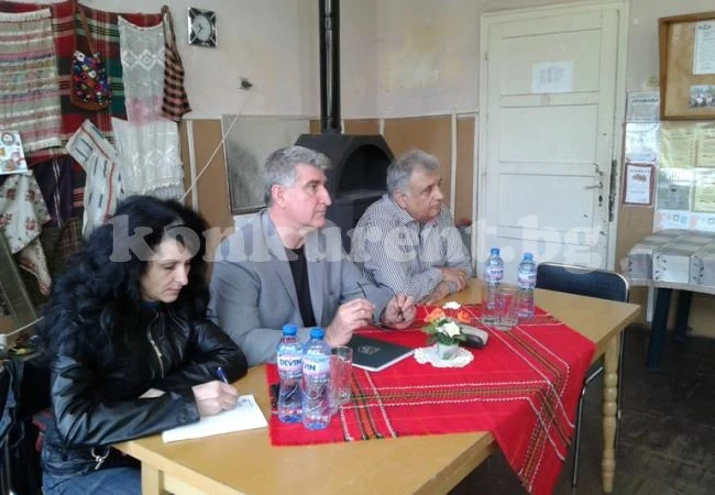 Шеф на местен парламент прави приемни в селата