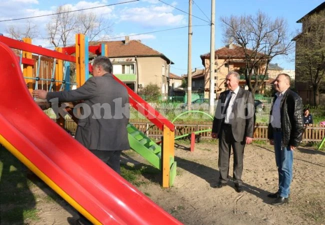 Ремонтират детските площадки във Видин