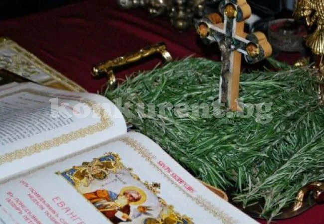 Голям празник е днес - Кръстопоклонна неделя