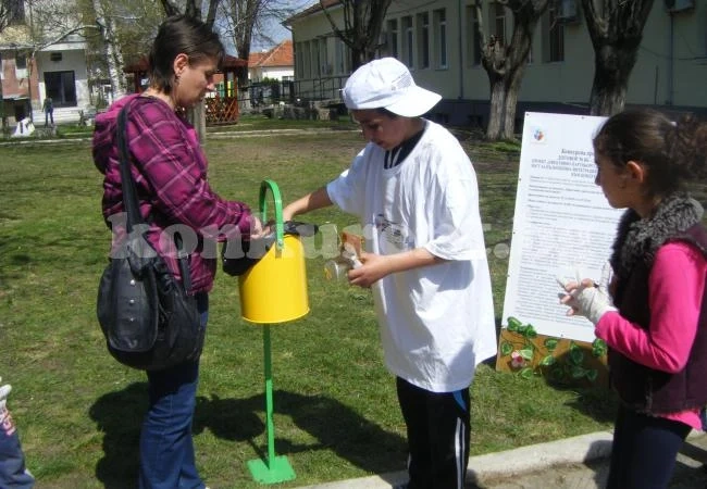 Младежи почистиха центъра на Хърлец