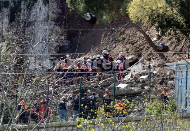 Стена се срути в парк в Истанбул и затрупа двама, единият загина