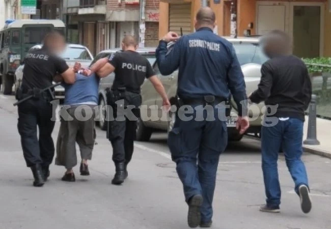 Задържаха афганистанци, в колата имало оръжие