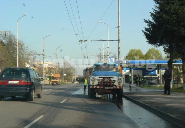 Започнаха да мият улиците във Враца