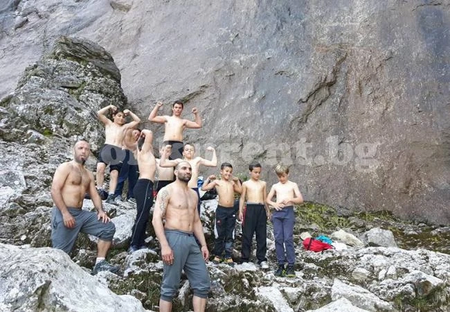 Малки борци тренираха край водопад