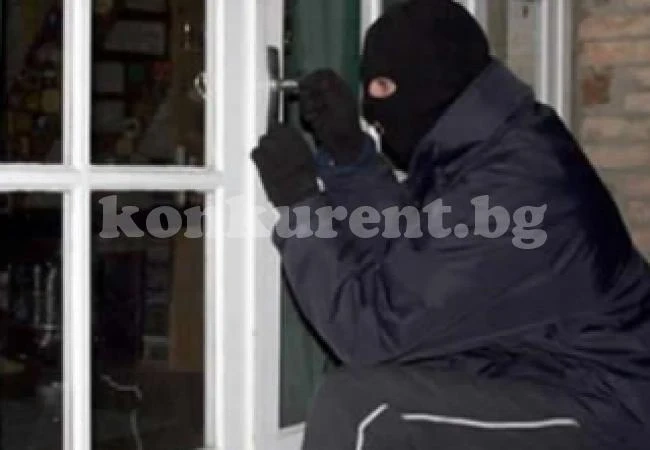 Посред бял ден: Смелчак изнесе телевизор 47 инча, легло и 6 стола