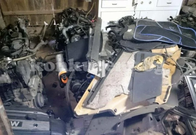 Полицията разби гараж за разфасоване на коли