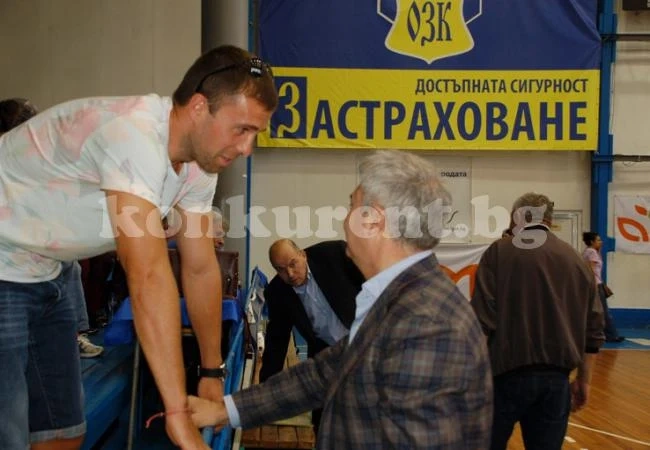 Чакащият бебе Чилика се развлече с баскет