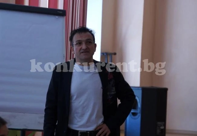 Зуека обяснява за данъците пред ученици