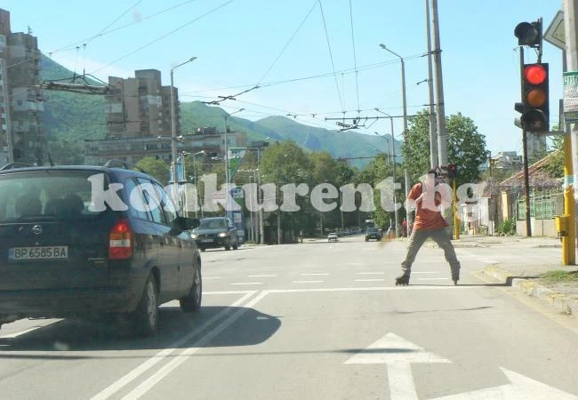 Врачанин с ролери скри шапката на шофьори