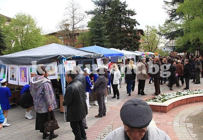 Училища и ВУЗ-ове опъват шатри на Панаир на образованието във Враца