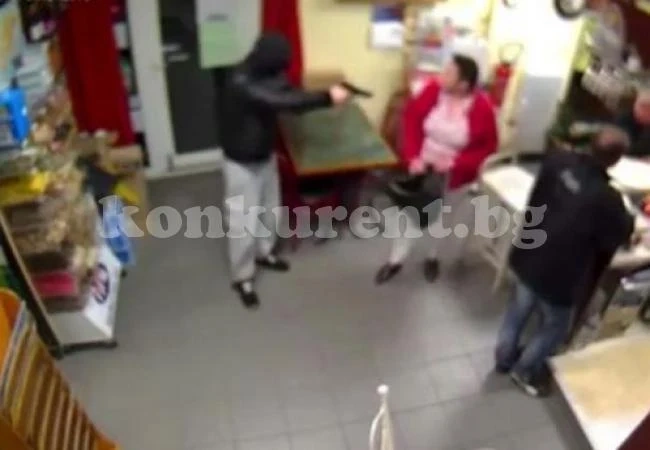 Вижте как жена с бебе успя да се справи с въоръжен бандит (ВИДЕО)