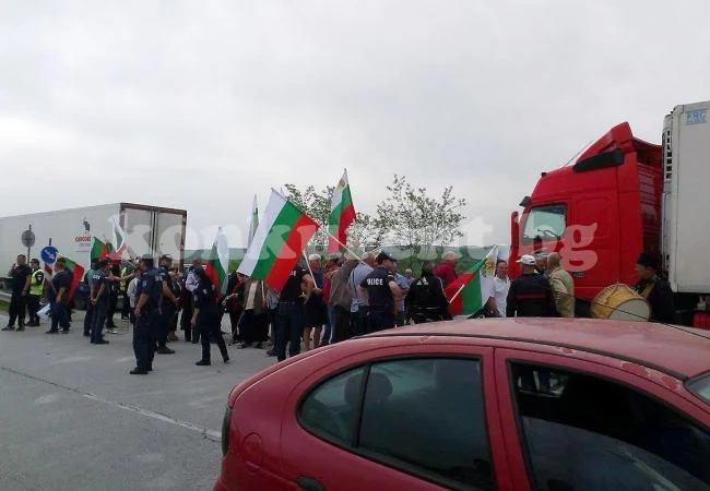 Извънредно: Производители на ракия блокираха Е79 при Враца