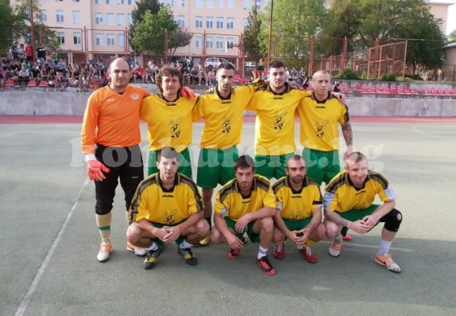 Пчелна майка почна с 8:2 защитата на титлата в Мездра
