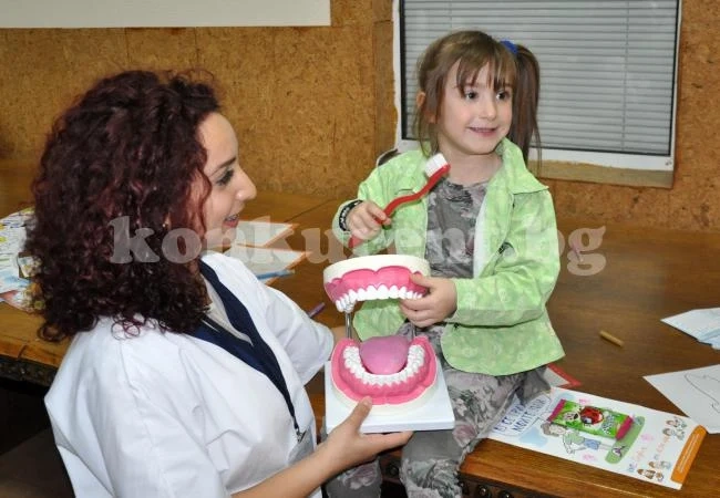 Студенти участваха в инициативата „Здрави детски зъбки”