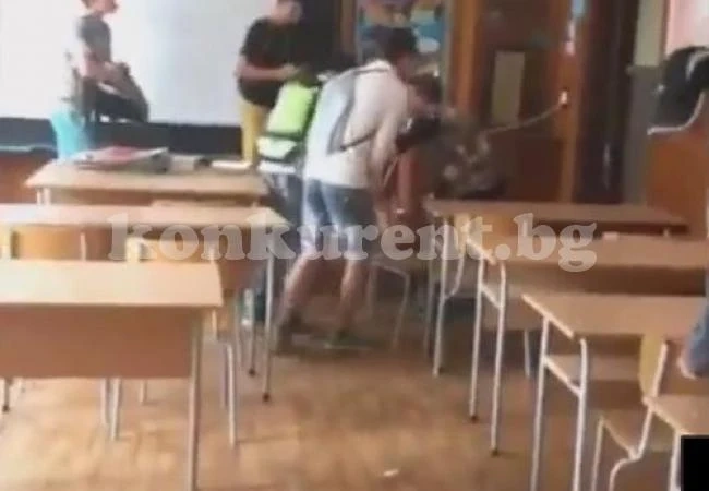 Ученици се гаврят с учителката си в час по английски!