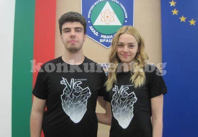 Абитуриенти от математическата отиват с тениски на бала