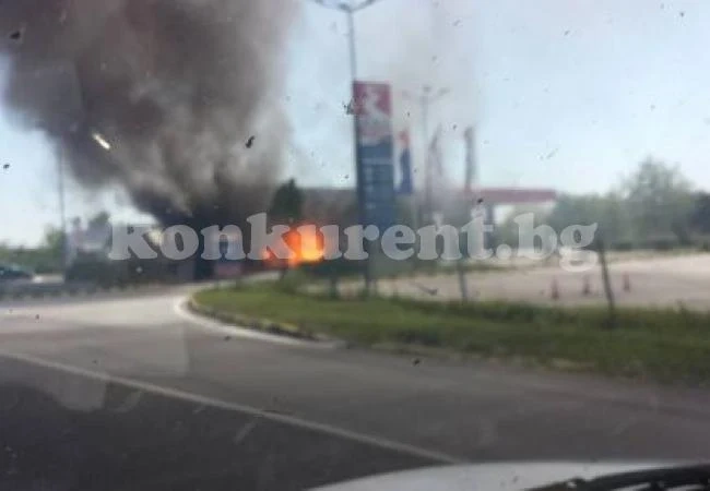 ТИР се вряза в бензиностанция