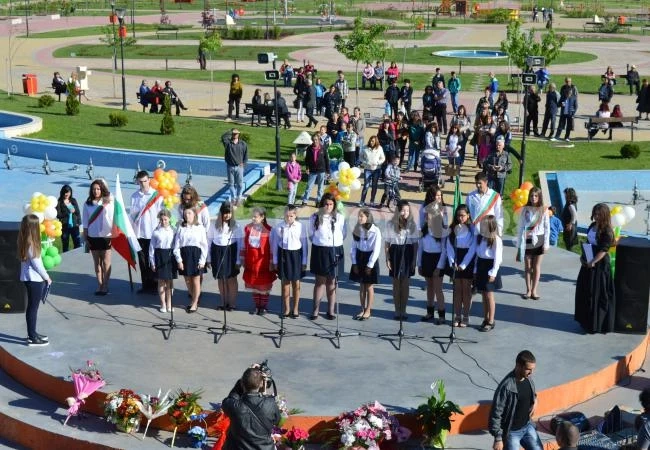 ВИДЕО: Ученици пяха и танцуваха на патронен празник в парка