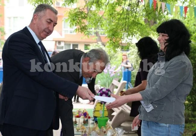 Кмет даде пари на абитуриенти-сираци