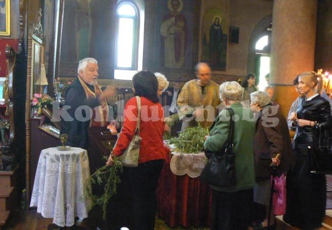 Врачани извиха опашки пред храмовете