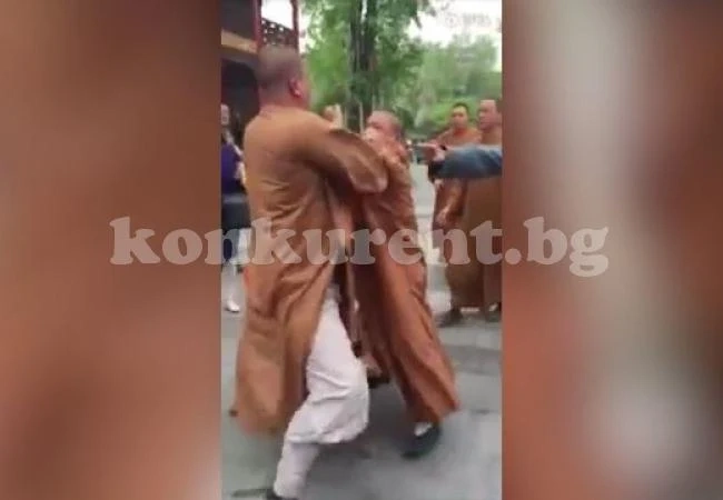 Монаси се сбиха пред свещен храм (ВИДЕО)
