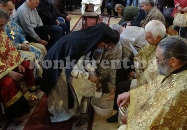Видео: На Велики четвъртък: Епископ Киприян уми нозете на клира в знак на смирение