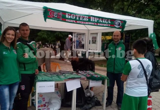 Шефовете и фенклубът купиха билети за ветераните