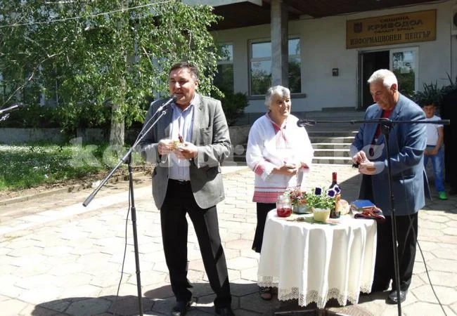 Самодейци се надпяваха в Криводол, резнаха лентата и на обновен път