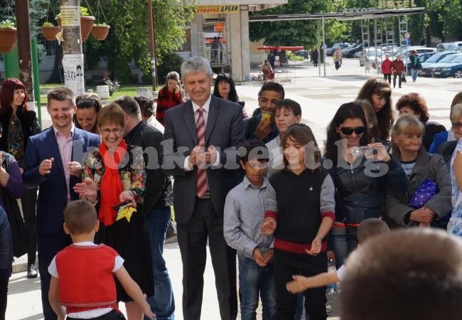 Кмет раздаде лакомства за Великден