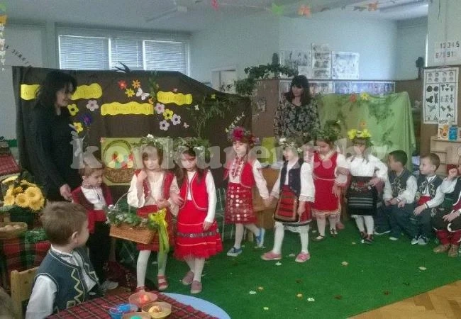 Хлапета боядисаха яйца в детската градина