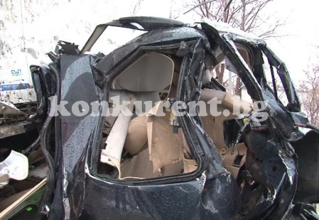 Влекач размазал БМВ Х 5 при Мездра