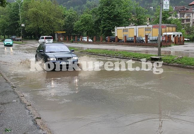 Времето: Жълт код за обилни валежи