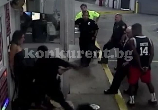 Полицай преби жестоко жена с белезници на ръцете (ВИДЕО)