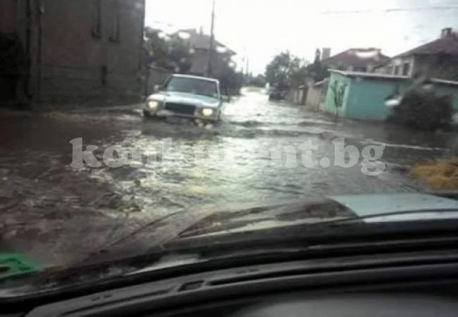 Свирепа градушка удари Сливен! Цял квартал е под вода