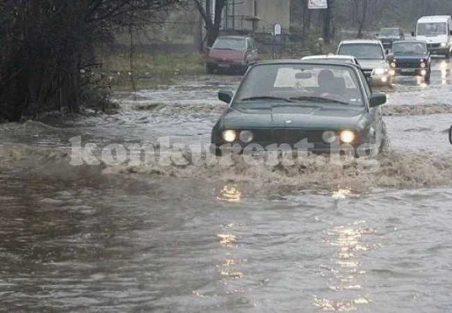 Водна блокада: Пътят през Димово остава затворен