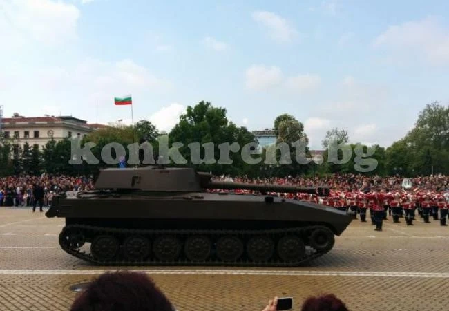 Зрелищен парад за Деня на храбростта