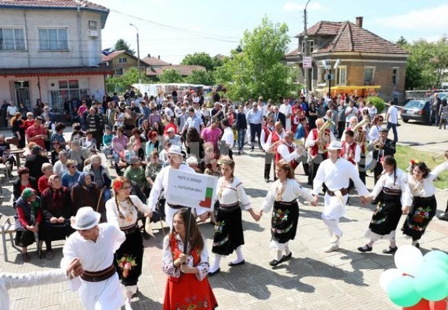 Стотици се събраха на фолклорен фестивал в Антимово