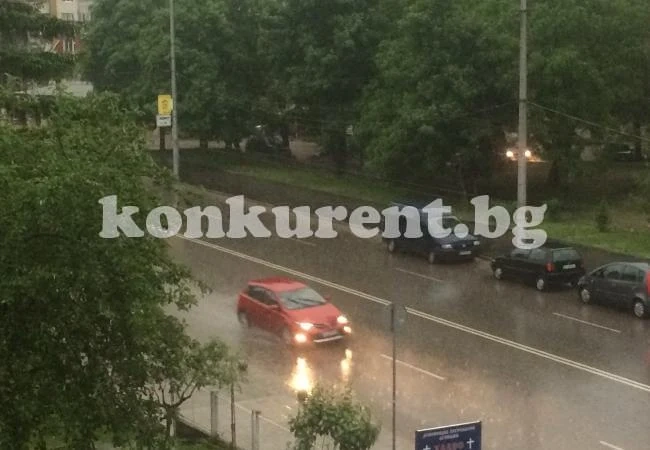 Времето: Дъжд с градушки и вятър