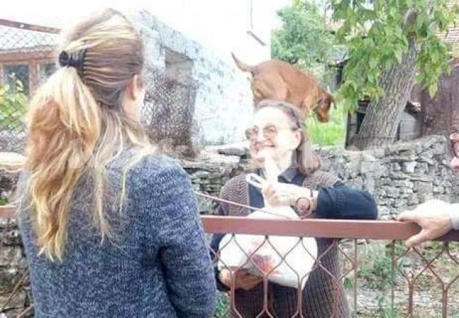 Зарадваха с Великденски пакети възрастни хора