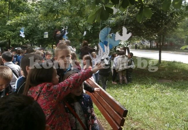 Врачани окичиха дървета с послания към европейците