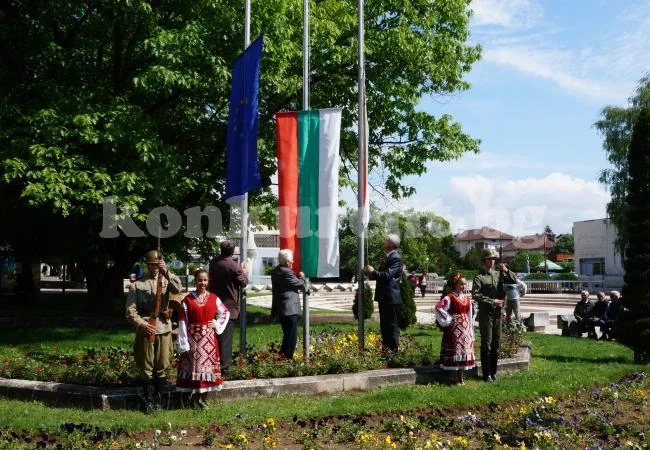 Мездренчани поднесоха венци и цветя на паметника „Св. Георги Победоносец”